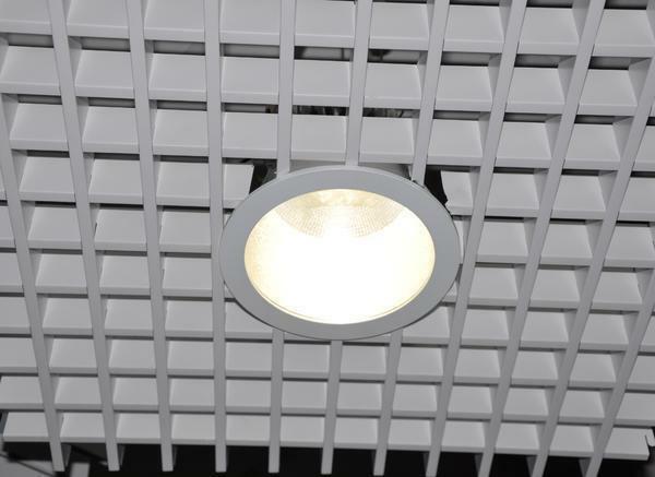 Instalação de luminárias na grilyato teto é simples - eles são inseridos na célula e estão ligados a suspensões adicionais