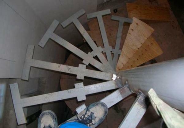 The basic dimensional characteristics of the spiral staircase are calculated on the basis of the diameter of the supporting pipes and the width of the march