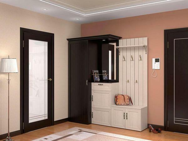 Bör välja möbler sådan nyans som skulle skilja sig från färgen på väggarna i korridoren för att undvika monotoni