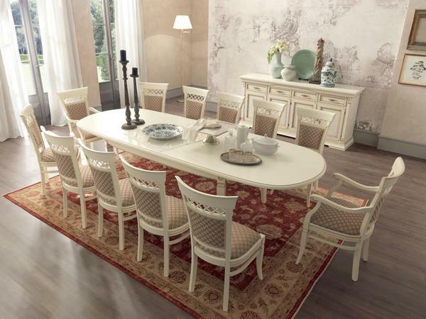 Oval uttrekkbare bord i stuen ser veldig elegant