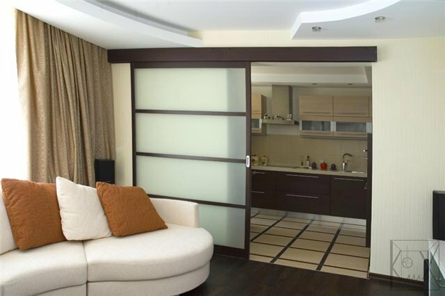 Design kuchyne obývacia izba: interiér v kombinácii malej jedálni v päťposchodovej bytu