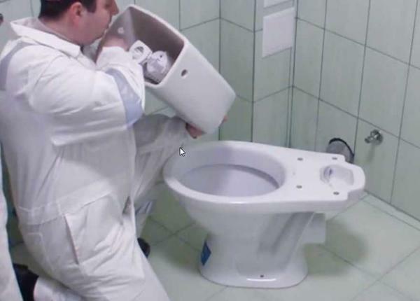 Pentru a asigura rezervorul de la vasul de toaletă, utilizați numai de înaltă calitate și șuruburi de încredere