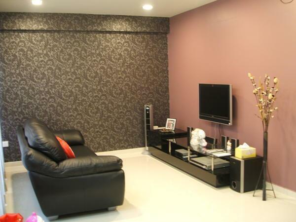 You can emphasize the individuality of your living room by combining wallpaper of two colors
