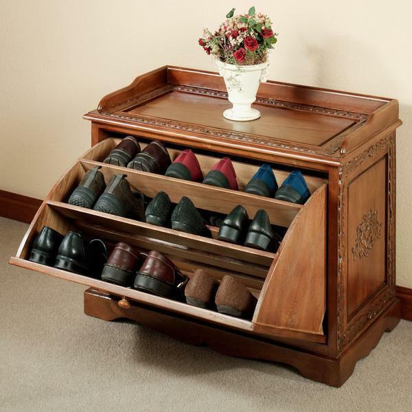 The pedestal protects the shoes from damage and is an excellent solution, allowing to keep things whole and elegant