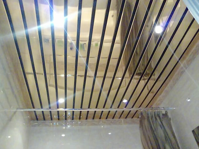Das Design des Badezimmers ist klein, Bad mit Dusche: Glasbausteine ​​im Innern