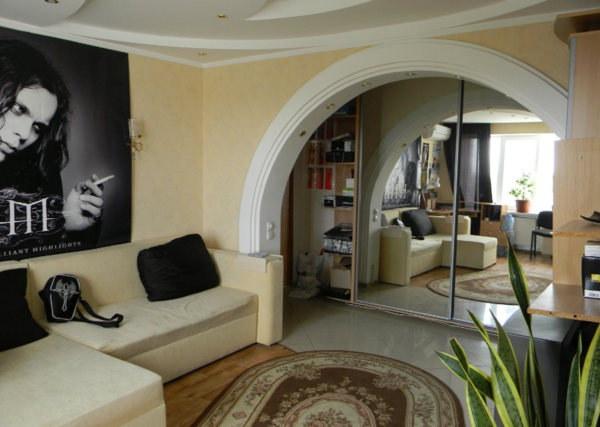 Semicircular arch looks good in the interior, made in the classical style