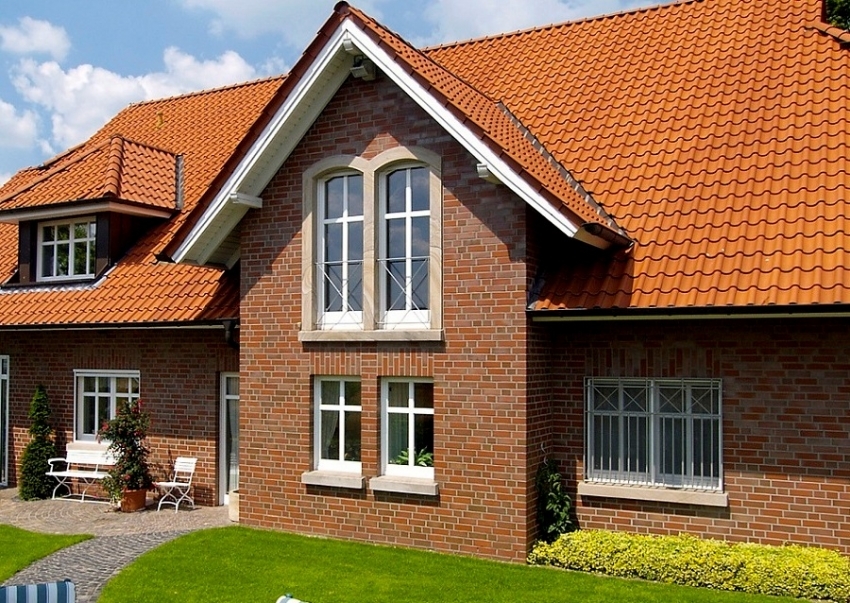 Beispiel-Fassade glatte Keramikfliesen von der Firma Feldhaus Klinker
