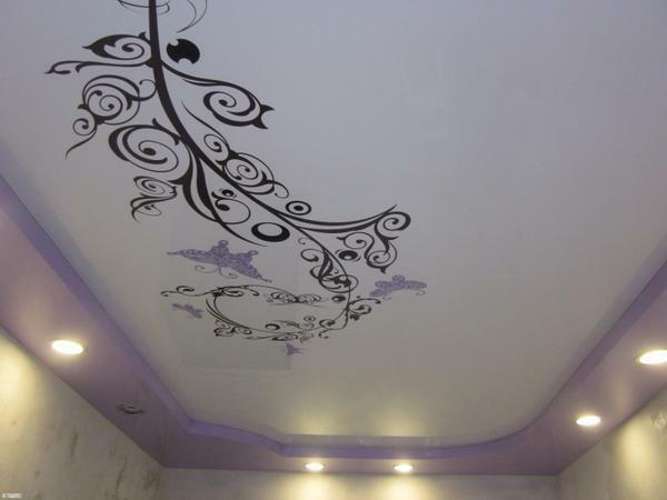 Z vinil nalepk, ki jih lahko hitro in brez nepotrebnih finančnih stroškov za dekoriranje spuščeni strop