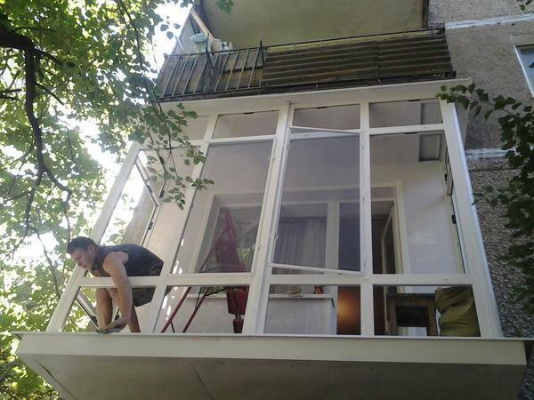 I mange land, den franske kalles balkong med glassert fra gulv til tak