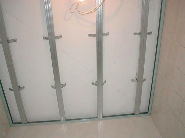 Muovia katto kylpyhuoneessa: video miten tehdä omin käsin, PVC valokuva huoneessa, oikea asennus