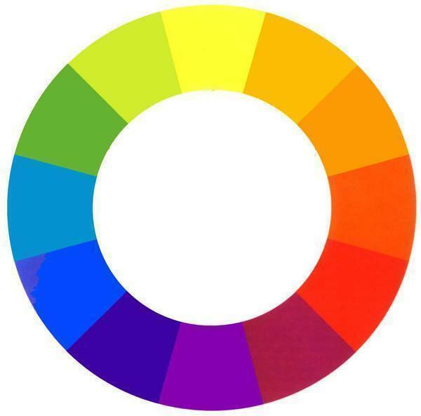 Farge og lys i rommet spiller en viktig rolle. Det er nødvendig at alle farger ble valgt i harmoni med fargen på rommet