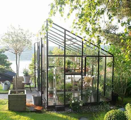 Galpão de efeito estufa - que é o tipo ideal de estruturas nos casos em que o jardim proprietário precisa economizar espaço em sua área de jardinagem
