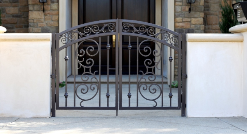Sepistatud väravaga: foto elegantne metallist kujunduse