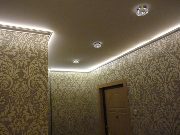 decorazione del soffitto in poliuretano con la luce