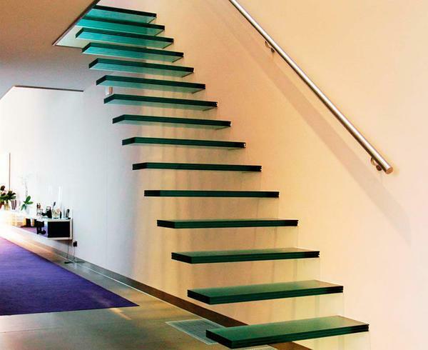 Üveg lépcsők: üvegszál fém és fa lépcső, fotó, a második emeleten, a termelés a KAT