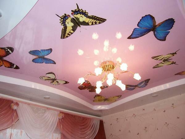 Je pravidlom, že v detskej izbe je veľmi často nastavená svetlé multi-farebné úsek strop