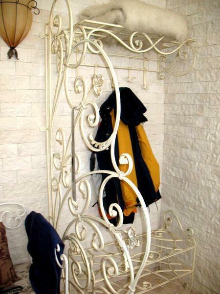 Pick up a wrought-iron hanger for the hallway should be tailored to the interior, so that it harmoniously complements the design of the room