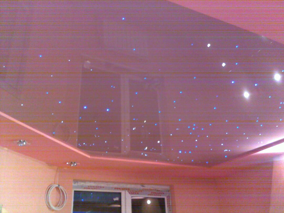 Peregangan langit-langit "Starry langit" di apartemen yang lebih rendah