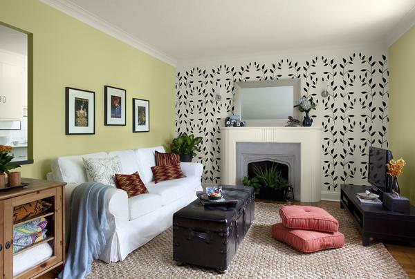 Menggunakan desain wallpaper yang berbeda, Anda dapat memilih salah satu dinding, yang juga membuat ruangan visual lebih luas