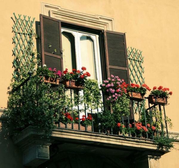 çiçekli bir balkon süslemeleri nasıl karar verirken, o balkona yük kapasitesini en aza indirmek için önemlidir
