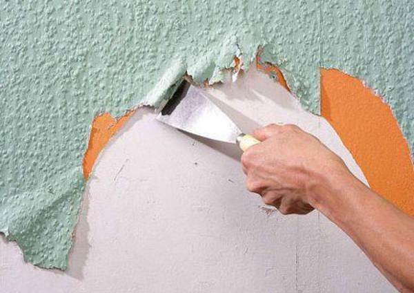 A primeira fase da preparação das paredes sob o papel de parede é para remover o revestimento de idade