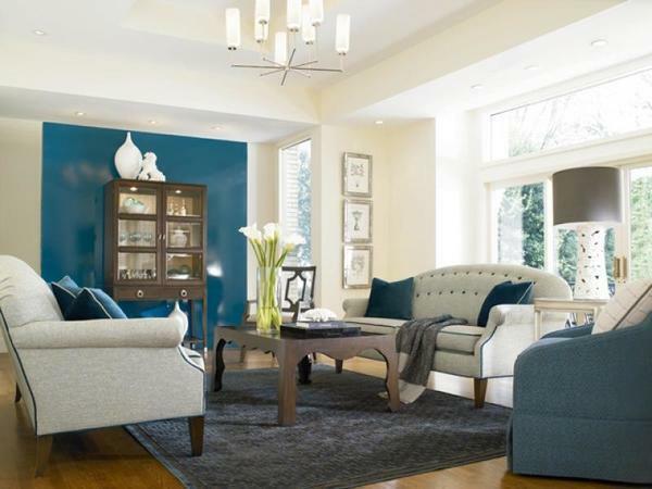 Accent fal a nappaliban lehet tenni a világos színek és szokatlan tartozékok
