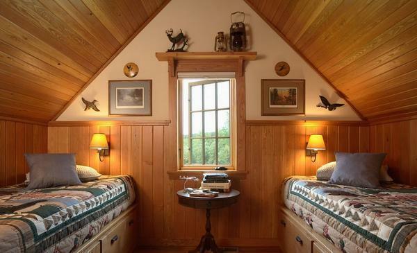 Uma ótima opção seria um quarto no sótão, decorados em estilo rústico