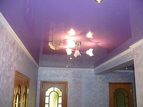 Pri odabiru boje protežu stropa potrebno je imati na umu da to treba biti u skladu s općim interijera slikarstvo