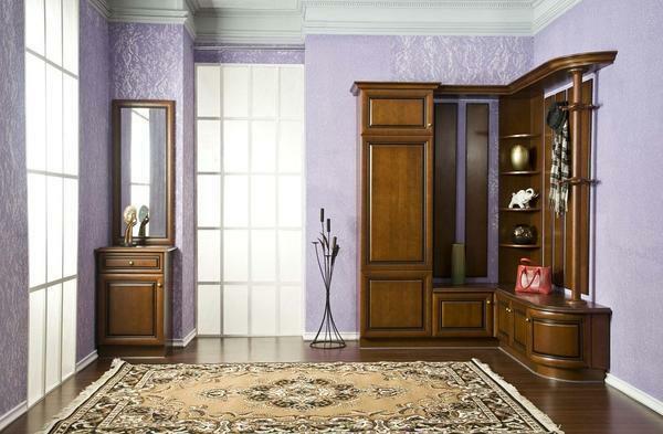 Recomenda-se escolher a mobília feita de uma cor sólida que vai ficar fora das paredes