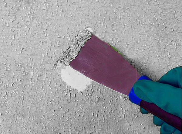 To apply the putty on the previously painted ceiling, you should remove the old paint from the surface, using a scraper or paint trowel