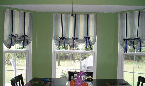 Curtains should be chosen in such a way that they are in harmony with other finishing materials