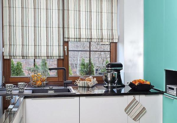 Many prefer to use Roman blinds to decorate kitchen windows, because they are practical and convenient