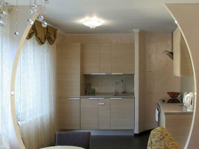 Arch į virtuvę gipso nuotrauka: interjero butas, gražus gyvenamasis kambarys, peržiūros