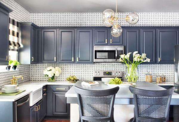 Decorating the kitchen, choose wallpaper neutral colors, because they perfectly complement almost any interior