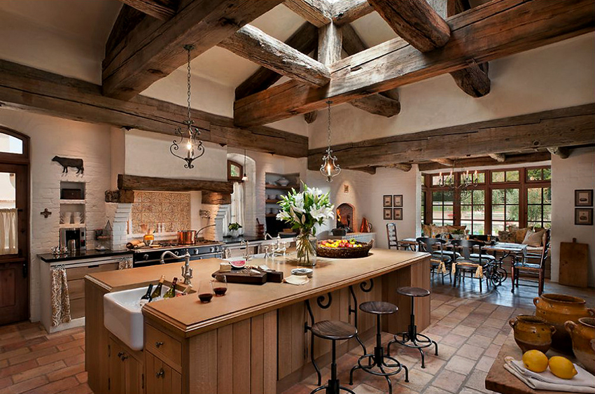 Plafond avec poutres en bois - idéal pour une cuisine de campagne