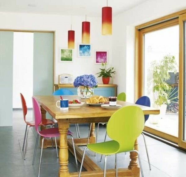 Cukup untuk menempatkan sekitar meja sederhana cerah kursi berwarna, dan dapur "datang untuk hidup"