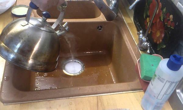 Limpe a obstrução na pia, você pode usar vinagre e bicarbonato de sódio
