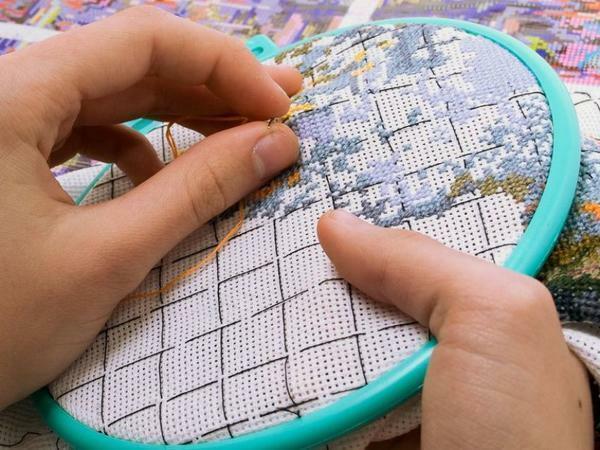 Learn how to embroider a cross is easy, because the learning process takes 2-3 days