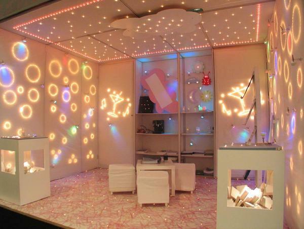 bande de LED sur le plafond rend toutes les pièces de fête et confortable