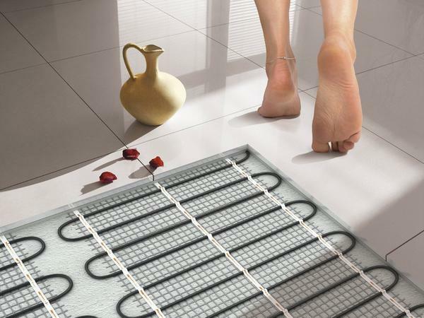 Among the advantages of a warm floor under the tile is worth noting the long service life and efficiency