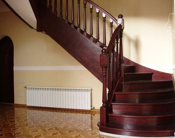 Inštaláciou po schodoch, uistite sa, že vziať do úvahy nielen svojím vzhľadom, ale aj šírka schodov