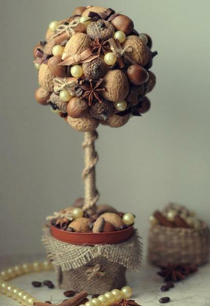 Add to the room a little bit of the natural theme of a topiary made of acorns, placed in a conspicuous place