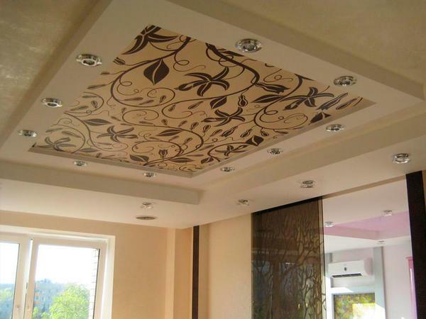 Spuščen strop je mehka web z oblikovanjem PVC-profilov ali okvir iz aluminija razpon