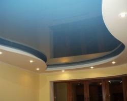 défauts masquer la structure et les plafonds suspendus donnent à la pièce une apparence élégante
