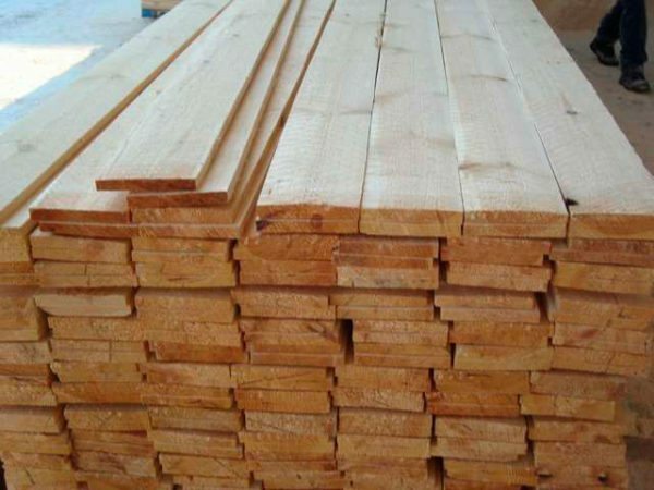 Boards, though do not have such a flat and smooth surface, such as plywood, but are much cheaper and with the task of withholding a concrete solution to cope perfectly