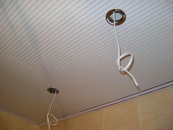The final stage of the arrangement of ceiling slabs in the bathroom is the installation of lighting fixtures in plastic panels