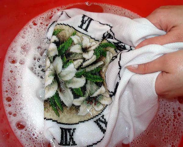Za trdovratne umazanije, namakati vezenje v vodi z detergentom za nekaj ur