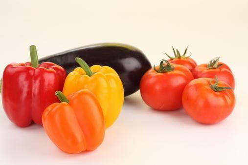 Papriky, baklažán a paradajky sú čeľade ľuľkovitých plodiny, takže môže rásť spolu bez obáv z kríženia, alebo pre poskytnutie depresívny účinok na sebe