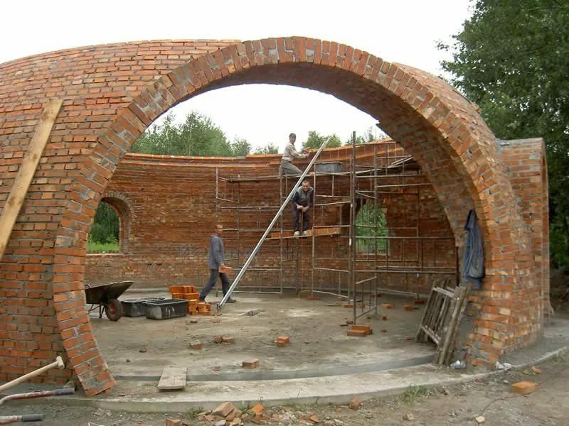 Masonry dome made of brick requires a lot of experience, so this method is not suitable for beginners.