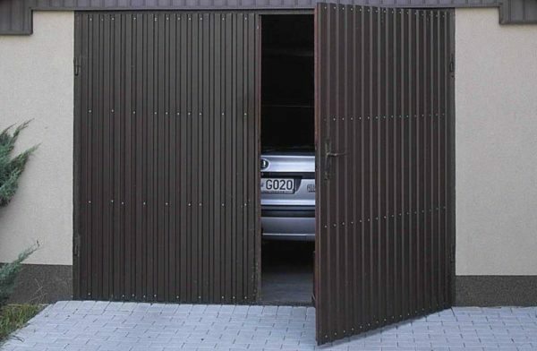 Swing gates - the most common type of designs in the garage today